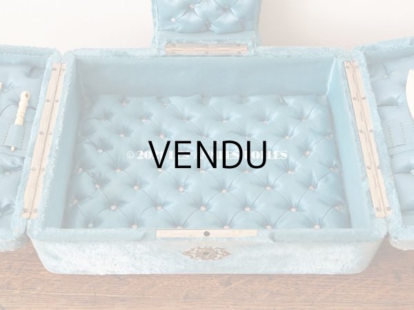 画像3: 【11周年セール対象外】 19世紀末 アンティーク ブルーのベルベットの裁縫箱  (3)