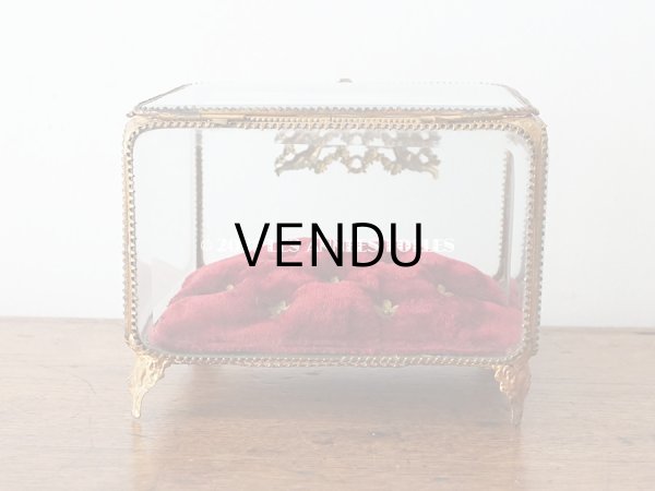 画像4: 【11周年セール対象外】 19世紀 アンティーク 大きなコフレ グローブ・ド・マリエ 天使＆薔薇のガーランドのオルモル 赤いベルベットのクッション (4)