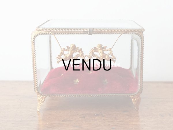 画像3: 【11周年セール対象外】 19世紀 アンティーク 大きなコフレ グローブ・ド・マリエ 天使＆薔薇のガーランドのオルモル 赤いベルベットのクッション (3)