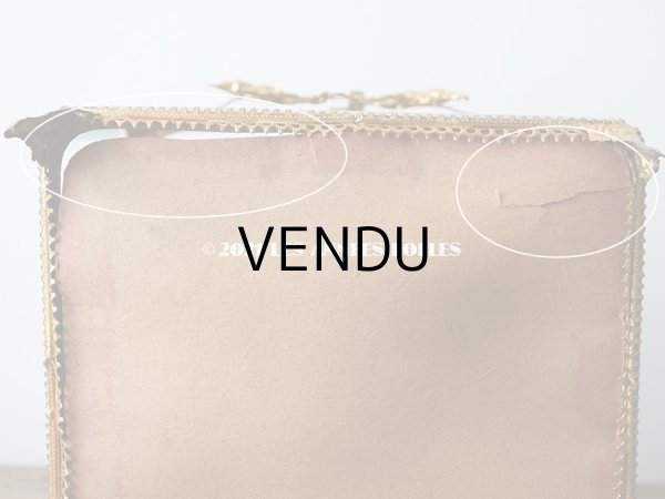 画像18: 【11周年セール対象外】 19世紀 アンティーク 大きなコフレ グローブ・ド・マリエ 天使＆薔薇のガーランドのオルモル 赤いベルベットのクッション (18)