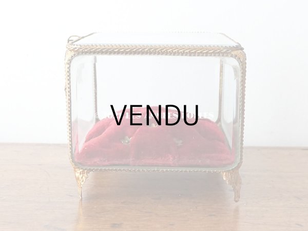 画像6: 【11周年セール対象外】 19世紀 アンティーク 大きなコフレ グローブ・ド・マリエ 天使＆薔薇のガーランドのオルモル 赤いベルベットのクッション (6)