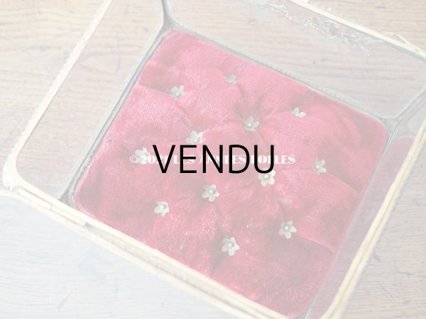 画像17: 【11周年セール対象外】 19世紀 アンティーク 大きなコフレ グローブ・ド・マリエ 天使＆薔薇のガーランドのオルモル 赤いベルベットのクッション (17)