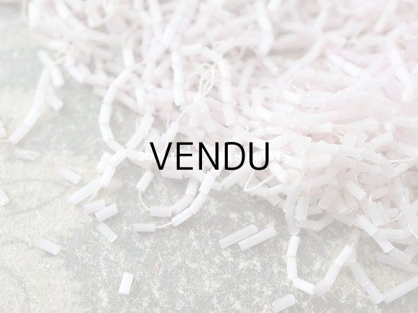 画像3: 【11周年セール対象外】 アンティーク ガラス製 サティネ ビーズ パウダーピンク  1×2.5mm 36g (3)
