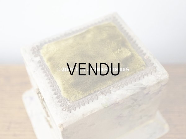 画像7: 【11周年セール対象外】 アンティーク 薄紫の花模様 エパングルケース ベルベットのピンクッション＆ 3段の引き出し (7)