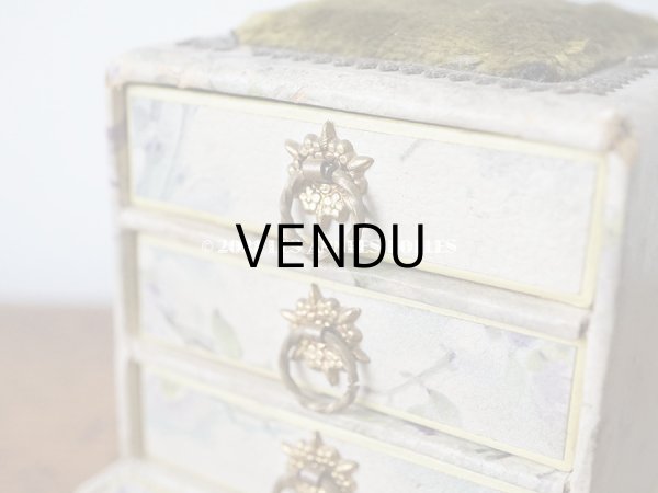 画像10: 【11周年セール対象外】 アンティーク 薄紫の花模様 エパングルケース ベルベットのピンクッション＆ 3段の引き出し (10)