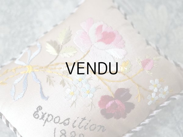 画像4: 1889年 アンティーク パリ万博 シルク製 小さなクッション  薔薇と勿忘草のブーケ (4)