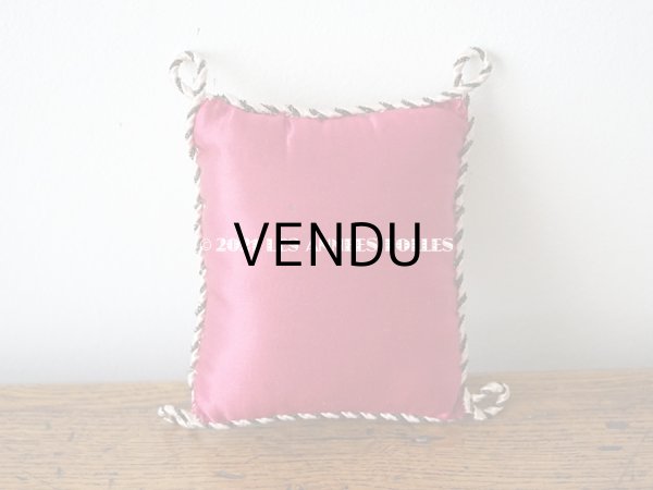 画像3: 1889年 アンティーク パリ万博 シルク製 小さなクッション  薔薇と勿忘草のブーケ (3)