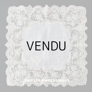 画像: 19世紀 アンティーク ポワンドガーズのレース  結婚式のハンカチ モノグラムの刺繍入り 【 ポワン・ド・ガーズ 】
