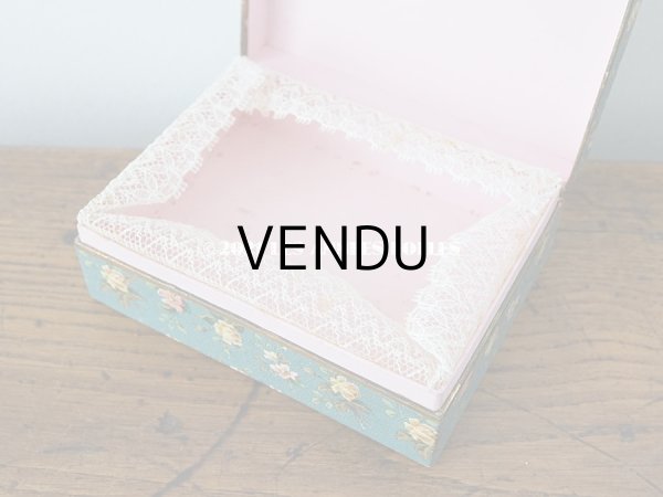 画像4:  アンティーク レースの縁取り付き お菓子箱 小さな恋人たち＆薔薇模様 (4)