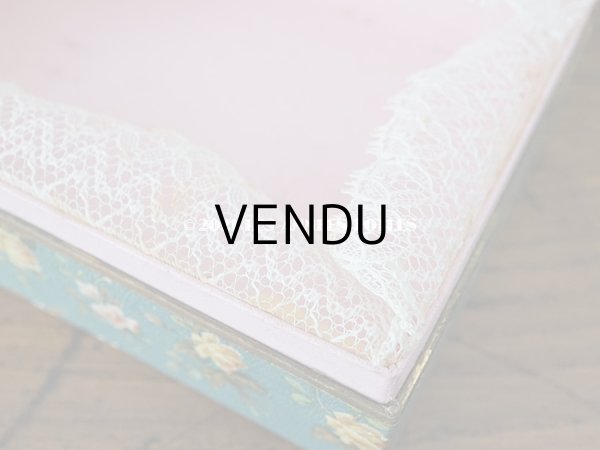 画像5:  アンティーク レースの縁取り付き お菓子箱 小さな恋人たち＆薔薇模様 (5)