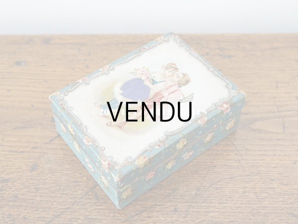 画像6:  アンティーク レースの縁取り付き お菓子箱 小さな恋人たち＆薔薇模様 (6)