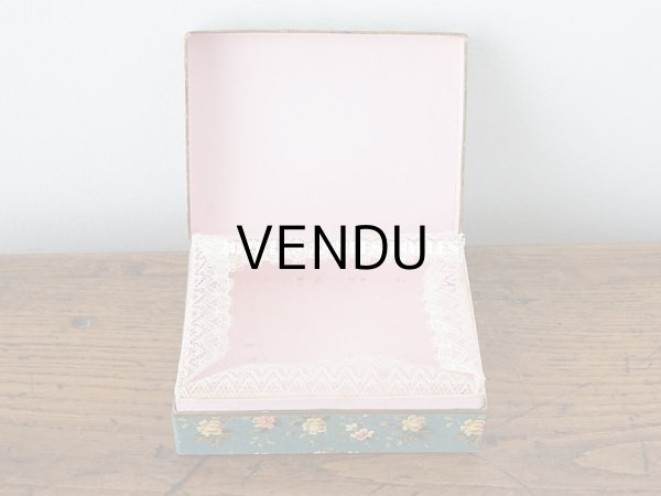 画像3:  アンティーク レースの縁取り付き お菓子箱 小さな恋人たち＆薔薇模様 (3)