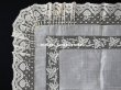 画像3: 未使用 19世紀 アンティーク  結婚式のハンカチ 王冠紋章 & プリーツ入り　手編みのヴァランシエンヌレース (3)