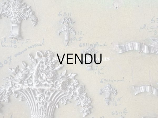 画像3: 1900年代 アンティーク  サンプラー ローズパニエ＆リボンのオーナメント メタル製 (3)