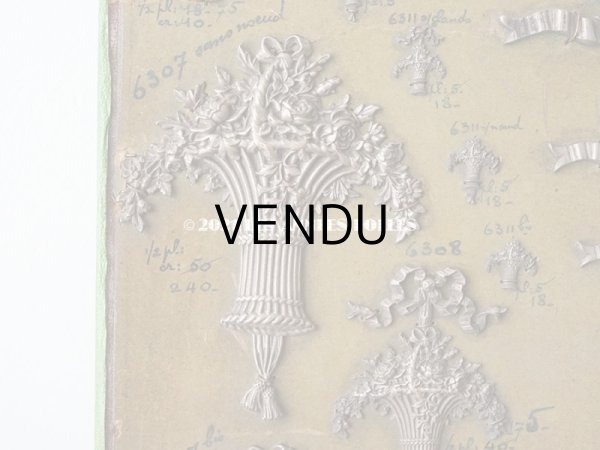 画像4: 1900年代 アンティーク  サンプラー ローズパニエ＆リボンのオーナメント メタル製 (4)