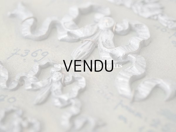 画像10: 1900年代 アンティーク  サンプラー ローズパニエ＆リボンのオーナメント メタル製 (10)