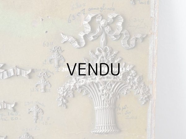 画像5: 1900年代 アンティーク  サンプラー ローズパニエ＆リボンのオーナメント メタル製 (5)