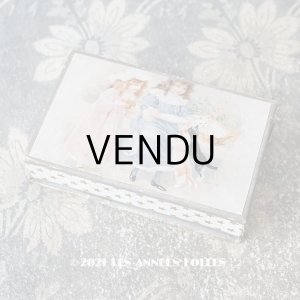 画像: アンティーク  エパングルケース 少女たちと猫たち - GRANDS MAGASINS DU LOUVRES -