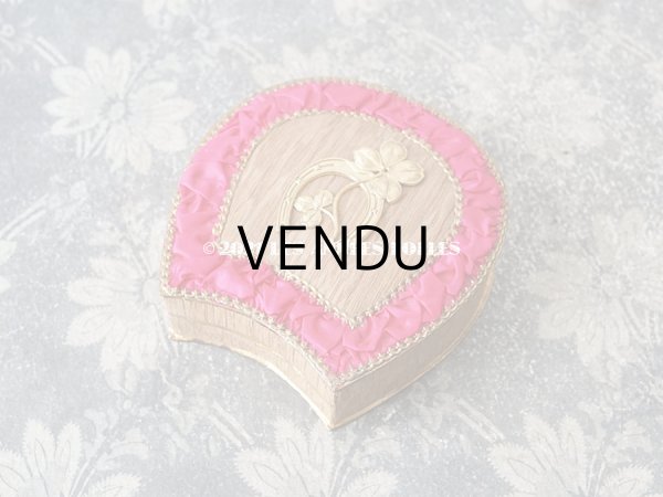 画像3: アンティーク レースの縁取り付き お菓子箱 四葉のクローバー (3)