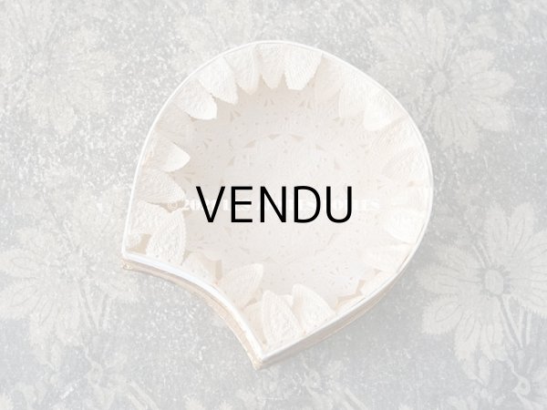 画像11: アンティーク レースの縁取り付き お菓子箱 四葉のクローバー (11)