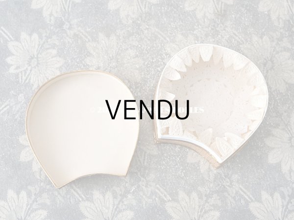 画像10: アンティーク レースの縁取り付き お菓子箱 四葉のクローバー (10)