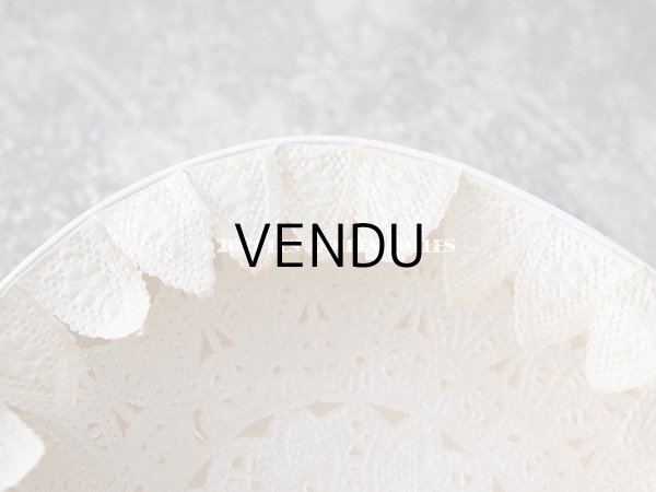 画像12: アンティーク レースの縁取り付き お菓子箱 四葉のクローバー (12)