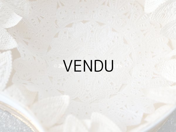 画像13: アンティーク レースの縁取り付き お菓子箱 四葉のクローバー (13)