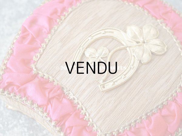 画像6: アンティーク レースの縁取り付き お菓子箱 四葉のクローバー (6)