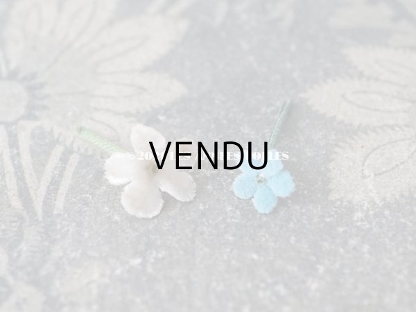 画像3: アンティーク  布花材料 淡いグレーベージュのベルベット 布花 茎付き 32ピースのセット 1.3cm (3)