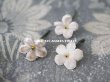 画像2: アンティーク  布花材料 淡いグレーベージュのベルベット 布花 茎付き 32ピースのセット 1.3cm (2)