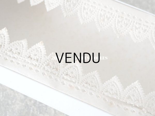 画像12: アンティーク 鈴蘭＆水色のリボンのお菓子箱　バテムのドラジェボックス レースペーパー (12)