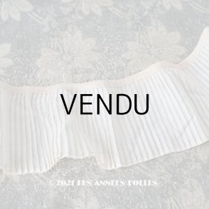 画像: アンティーク 幅広 シルク製 オフホワイトのプリーツリボン 淡いピンクベージュの縁取り  7.7cm幅  100cm