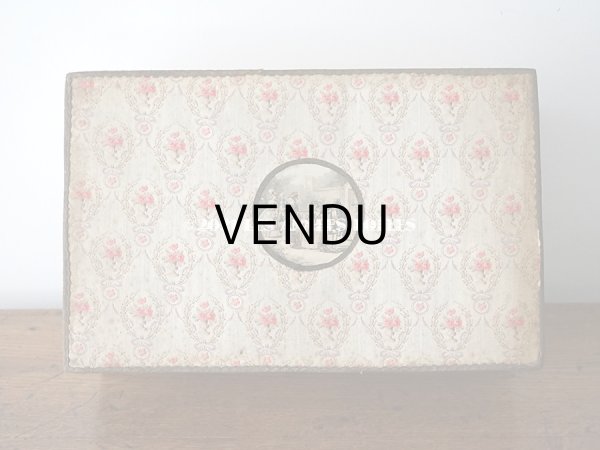 画像4: 1900年代 アンティーク ピンクの薔薇のメダイヨン 大きなカルトナージュボックス 41.3×26×12.8cm (4)