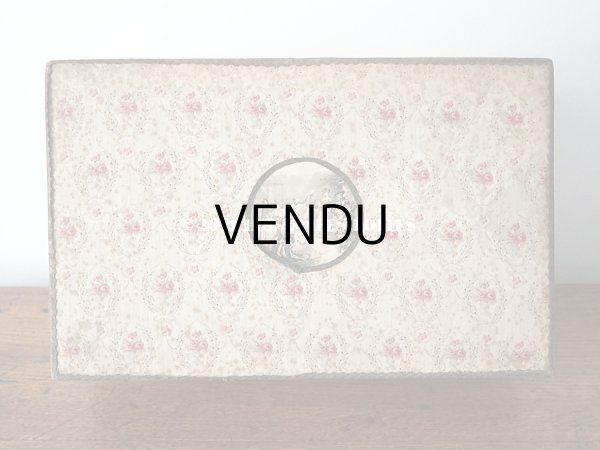 画像4: 1900年代 アンティーク ワイン色の薔薇のメダイヨン 大きなカルトナージュボックス 41×26×12.8cm (4)