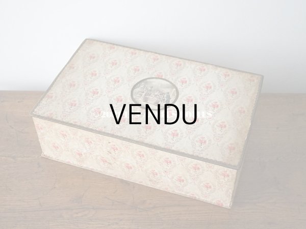 画像3: 1900年代 アンティーク ピンクの薔薇のメダイヨン 大きなカルトナージュボックス 41.3×26×12.8cm (3)