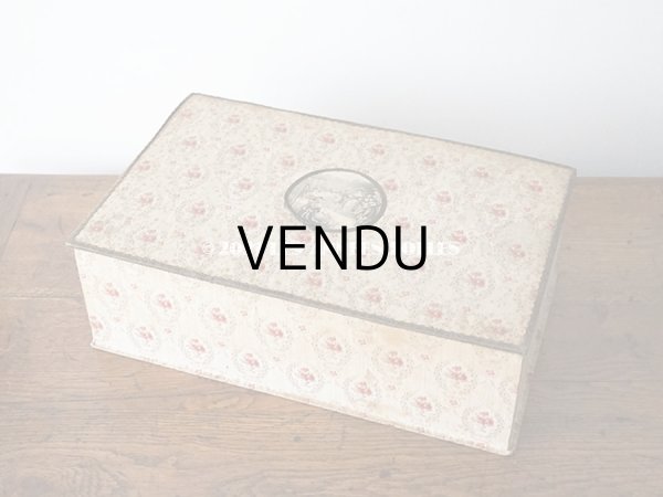 画像3: 1900年代 アンティーク ワイン色の薔薇のメダイヨン 大きなカルトナージュボックス 41×26×12.8cm (3)