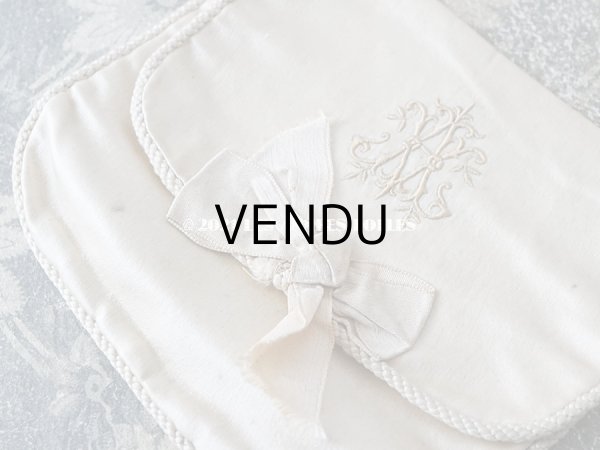 画像4: アンティーク モノグラム刺繍入り リボンが結ばれたオモニエール パウダーピンクのシルクサテン (4)