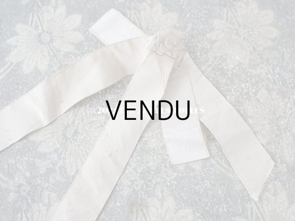 画像10: アンティーク モノグラム刺繍入り リボンが結ばれたオモニエール パウダーピンクのシルクサテン (10)