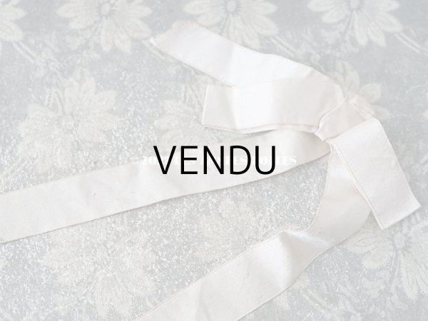 画像9: アンティーク モノグラム刺繍入り リボンが結ばれたオモニエール パウダーピンクのシルクサテン (9)