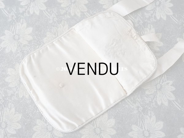 画像11: アンティーク モノグラム刺繍入り リボンが結ばれたオモニエール パウダーピンクのシルクサテン (11)