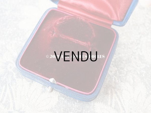 画像8: 1900年代 アンティーク 本革製 イニシャル入り S.M. ジュエリーボックス ブローチ用 ネイビーブルー  (8)