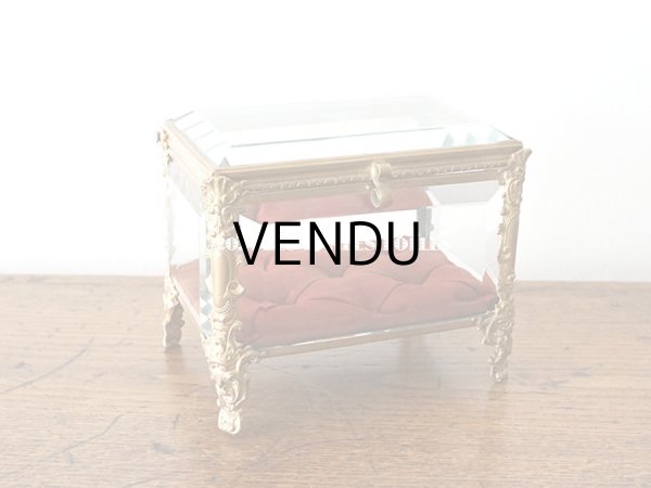 画像3: 19世紀 アンティーク ロカイユ装飾の脚 ジュエリーボックス シルク製クッション  (3)