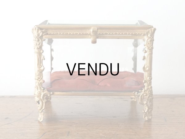 画像4: 19世紀 アンティーク ロカイユ装飾の脚 ジュエリーボックス シルク製クッション  (4)