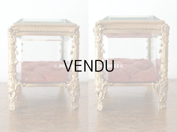 画像6: 19世紀 アンティーク ロカイユ装飾の脚 ジュエリーボックス シルク製クッション  (6)