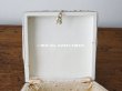 画像10:  19世紀 アンティーク ナポレオン3世時代 大きなリボンが結ばれたお菓子箱 パウダーグリーンのシルクサテン チョコレートボックス  (10)