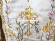画像8: 19世紀末 アンティーク 教会の装飾 聖杯のカバー ピンクの花のリボン刺繍 (8)