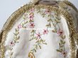 画像12: 19世紀末 アンティーク 教会の装飾 聖杯のカバー ピンクの花のリボン刺繍 (12)