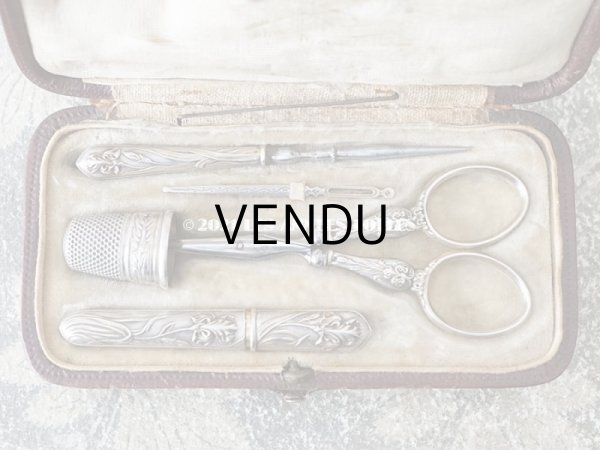 画像4: 1900年代 アンティーク シルバー製 アイリスの花 ソーイングセット 裁縫道具 (4)