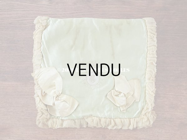 画像3: 19世紀末 アンティーク シルク製 ハンキーケース 王冠紋章　＆　モノグラム刺繍入り ピスタチオグリーン ハンカチ用ポシェット  (3)