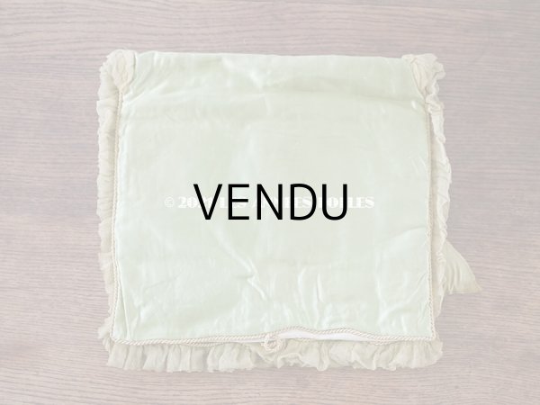画像4: 19世紀末 アンティーク シルク製 ハンキーケース 王冠紋章　＆　モノグラム刺繍入り ピスタチオグリーン ハンカチ用ポシェット  (4)